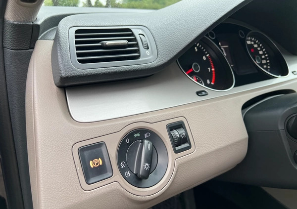 Volkswagen Passat cena 23900 przebieg: 225882, rok produkcji 2010 z Poznań małe 466